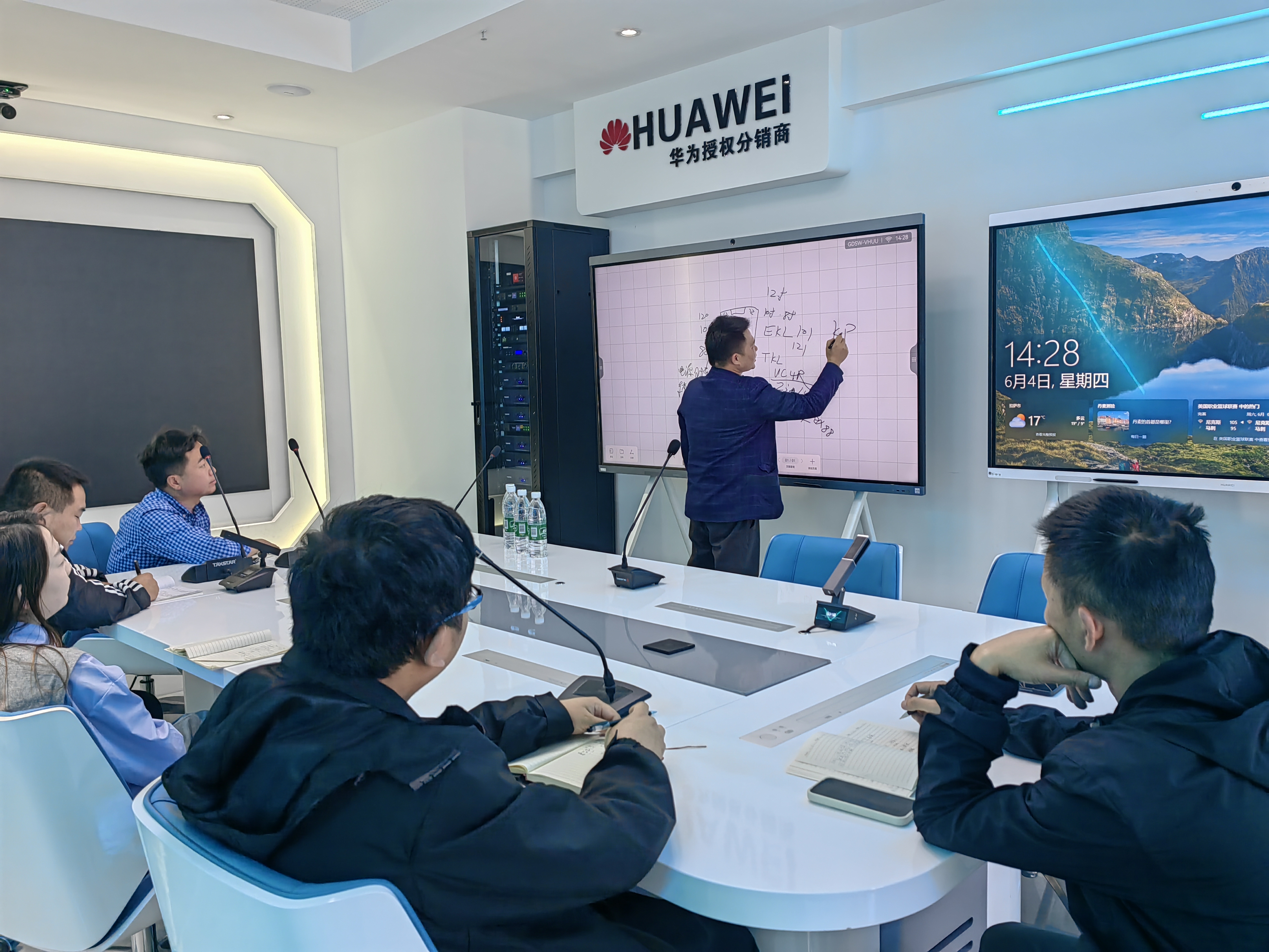 LED显示屏相关技术专家莅临我司开展高海拔地区专项施工技术交流